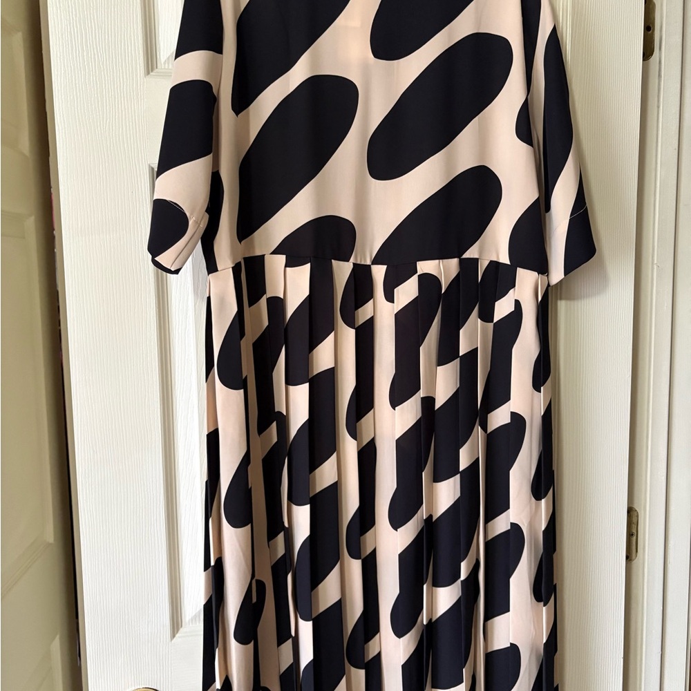 NWT Marimekko Elegant Black and Cream Patterned Dress, 40 Large - Picture 2 of 4